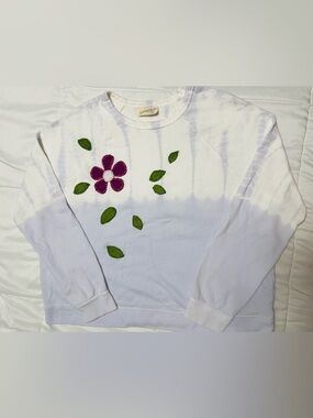 Unversal thread, pastel tie-dye sweatshirt with floral embroidered appliqué